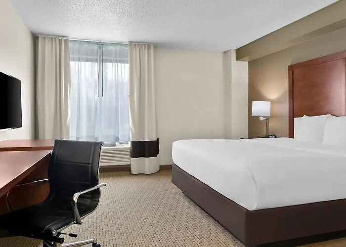 Comfort Inn & Suites Taylor - Detroit